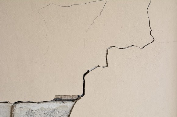 Faire valider l'origine d'une fissure sur une maison par un expert Lattes